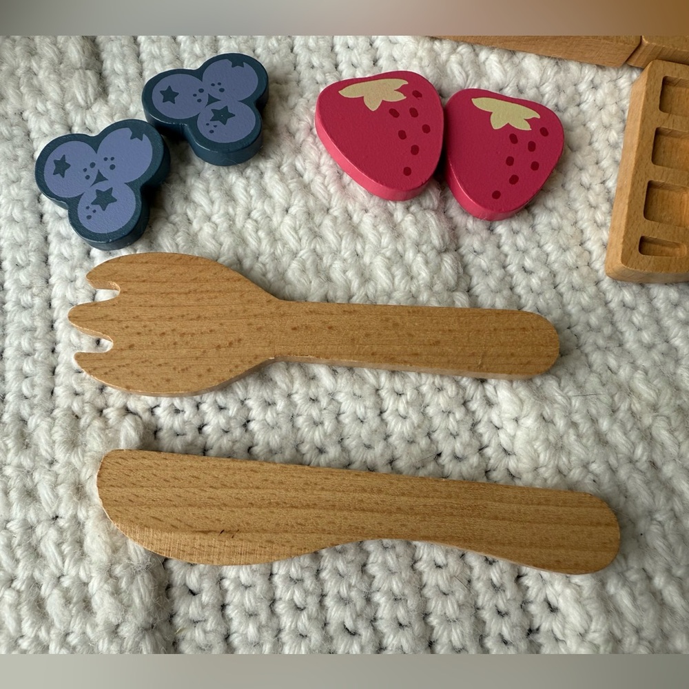 PairPear Wooden Waffle Maker Toy Food Playset - Picture 5 of 12